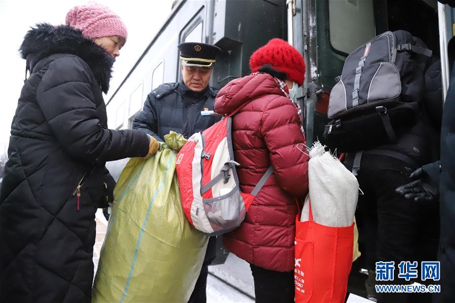 （新春走基層·圖文互動）（4）小康路上，與“小慢車”同行——長白山區(qū)綠皮火車二三事