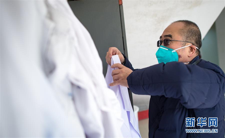 (新華全媒頭條·聚焦疫情防控·圖文互動)(9)拼漸凍生命 與疫魔競速——記疫情“風暴眼”中武漢金銀潭醫(yī)院院長張定宇