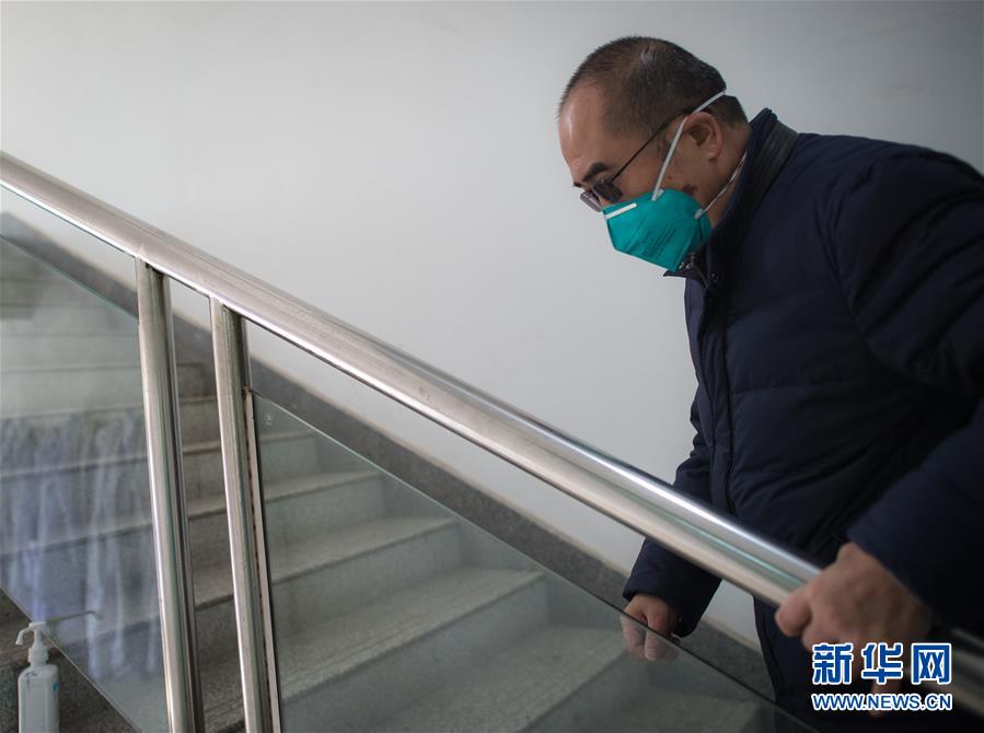 (新華全媒頭條·聚焦疫情防控·圖文互動)(11)拼漸凍生命 與疫魔競速——記疫情“風暴眼”中武漢金銀潭醫(yī)院院長張定宇