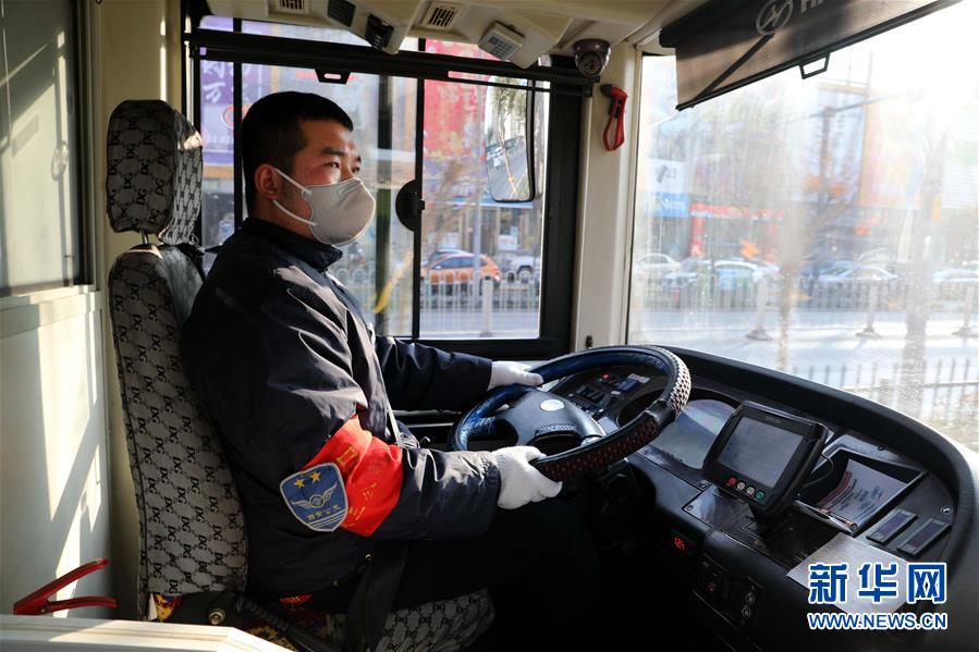 （聚焦疫情防控·圖文互動）（1）疫情下的公交司機：只要有一名乘客，我們也要堅守！