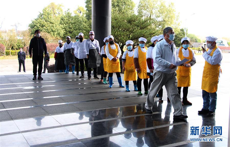 （來自經(jīng)濟(jì)前沿的故事·企業(yè)復(fù)工復(fù)產(chǎn)·圖文互動(dòng)）（2）看1500多名工人是如何復(fù)工的？——湖南郴州一家企業(yè)復(fù)工目擊記 