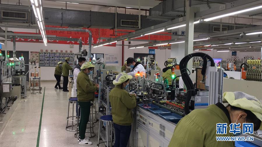 （來自經(jīng)濟(jì)前沿的故事·企業(yè)復(fù)工復(fù)產(chǎn)·圖文互動(dòng)）（3）看1500多名工人是如何復(fù)工的？——湖南郴州一家企業(yè)復(fù)工目擊記 