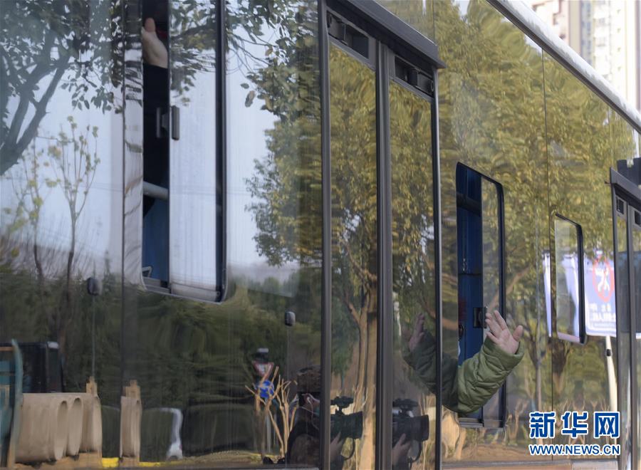 (聚焦疫情防控·圖文互動(dòng))(1)火神山醫(yī)院首批7名新冠肺炎確診患者出院