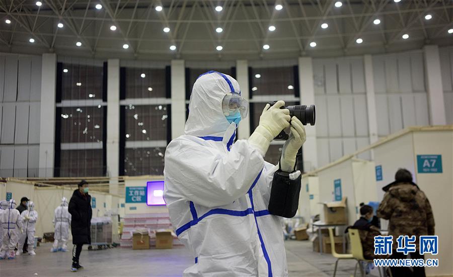 （一線抗疫群英譜·特稿·圖文互動(dòng)）（4）不畏艱險(xiǎn)，深入一線——“武漢保衛(wèi)戰(zhàn)”一線新聞工作者素描