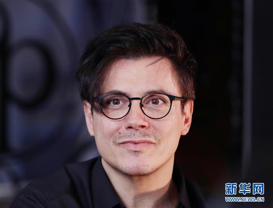 （國際·圖文互動(dòng)）（6）通訊：手牽手，我們共同驅(qū)散陰霾——法國音樂人創(chuàng)作抗疫歌曲背后的故事