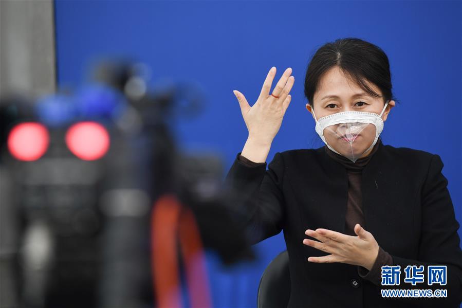 (圖文互動(dòng))(2)一個(gè)“透明口罩”的故事——手語播報(bào)員冷新雪的“無聲關(guān)愛”