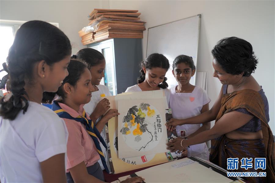 (國際·圖文互動)(3)通訊:“愛心是我們抗擊疾病最強的力量”——記斯里蘭卡德薇女子學(xué)校師生收到彭麗媛復(fù)信