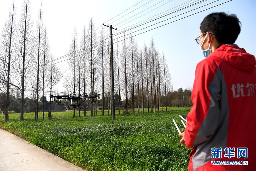 (在習(xí)近平新時(shí)代中國(guó)特色社會(huì)主義思想指引下——新時(shí)代新作為新篇章·習(xí)近平總書(shū)記關(guān)切事·圖文互動(dòng))(6)為農(nóng)田注入硬核生產(chǎn)力——一些地方春耕中農(nóng)業(yè)科技創(chuàng)新掃描
