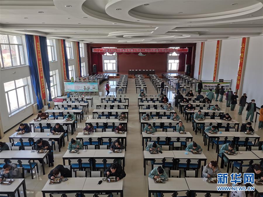 （圖文互動(dòng)）（3）特寫：限人數(shù)、分餐吃、用公筷——偏遠(yuǎn)小城“吃飯”見聞