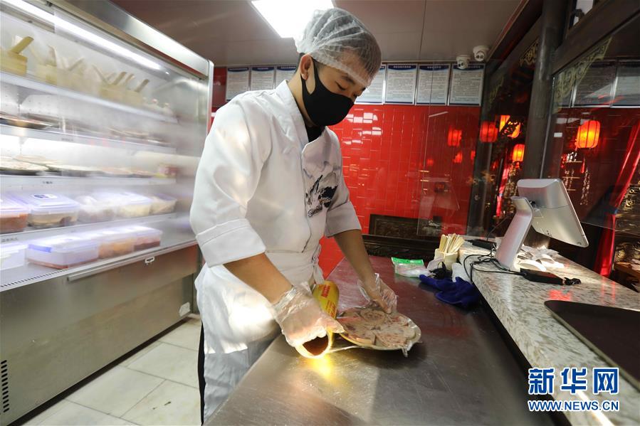 （圖文互動(dòng)）（4）特寫：限人數(shù)、分餐吃、用公筷——偏遠(yuǎn)小城“吃飯”見聞