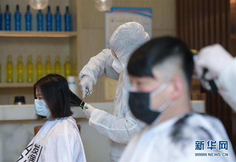 (新華全媒頭條·圖文互動)(8)守護(hù)天使 同心戰(zhàn)“疫”——各地多措并舉關(guān)愛一線醫(yī)務(wù)人員掃描