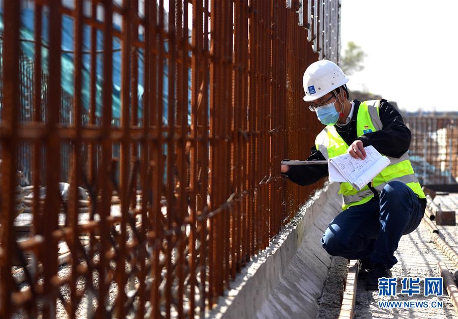 (一線抗疫群英譜·圖文互動)(5)和時間搶生命——記鄭州岐伯山醫(yī)院“90后”參建者梁少智