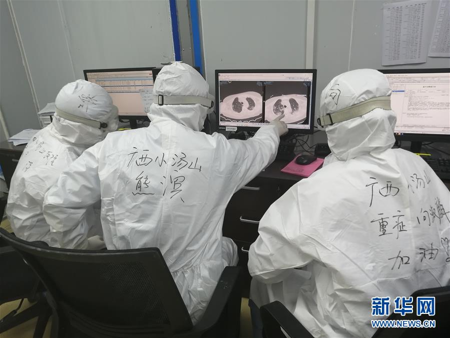 （圖文互動）（2）“哪里有任務(wù)，哪里就有黨旗飄揚(yáng)”——廣西黨員“白衣戰(zhàn)士”奮戰(zhàn)抗疫一線見聞