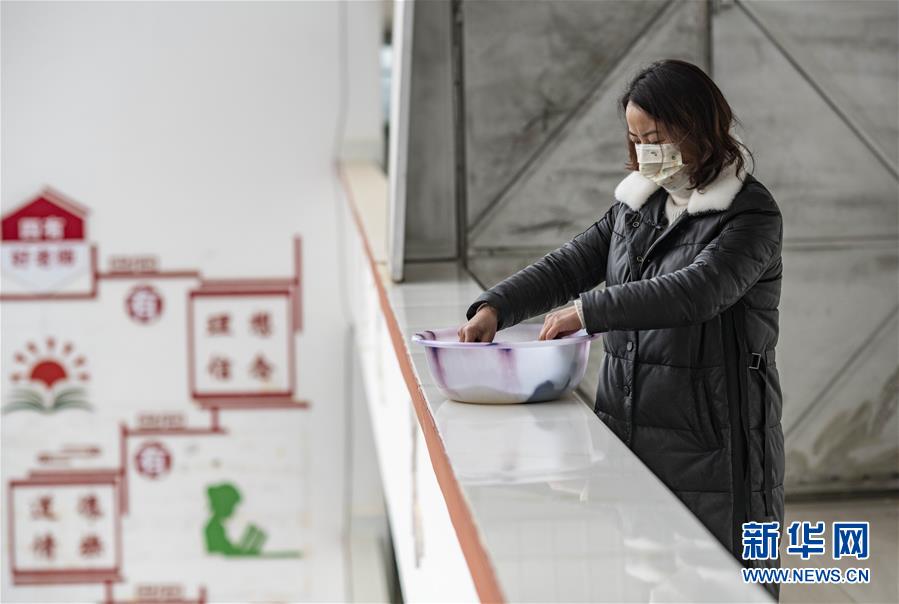 （新華全媒頭條·圖文互動(dòng)）（3）特殊時(shí)期，他們這樣履職——全國人大代表這個(gè)春天在行動(dòng)