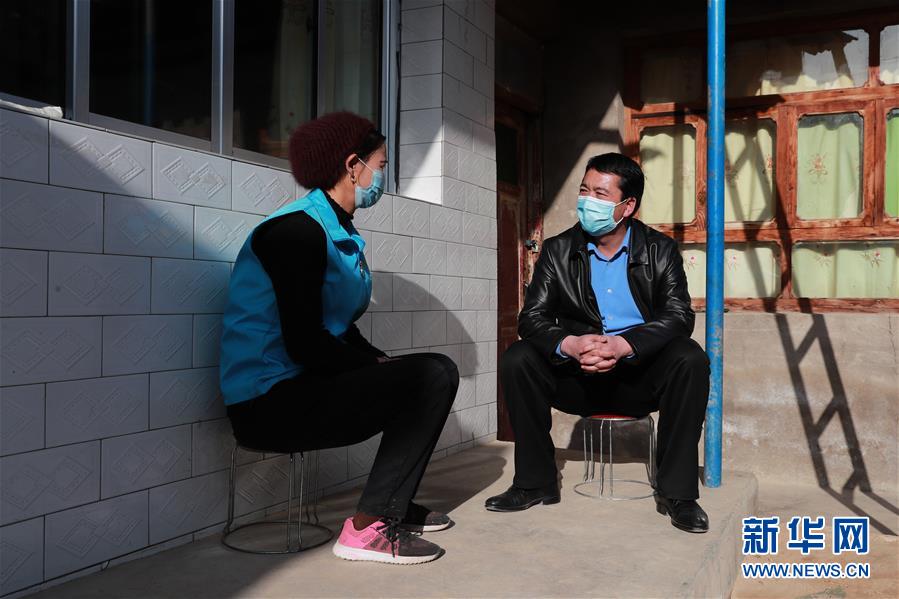 （新華全媒頭條·圖文互動(dòng)）（4）特殊時(shí)期，他們這樣履職——全國人大代表這個(gè)春天在行動(dòng)