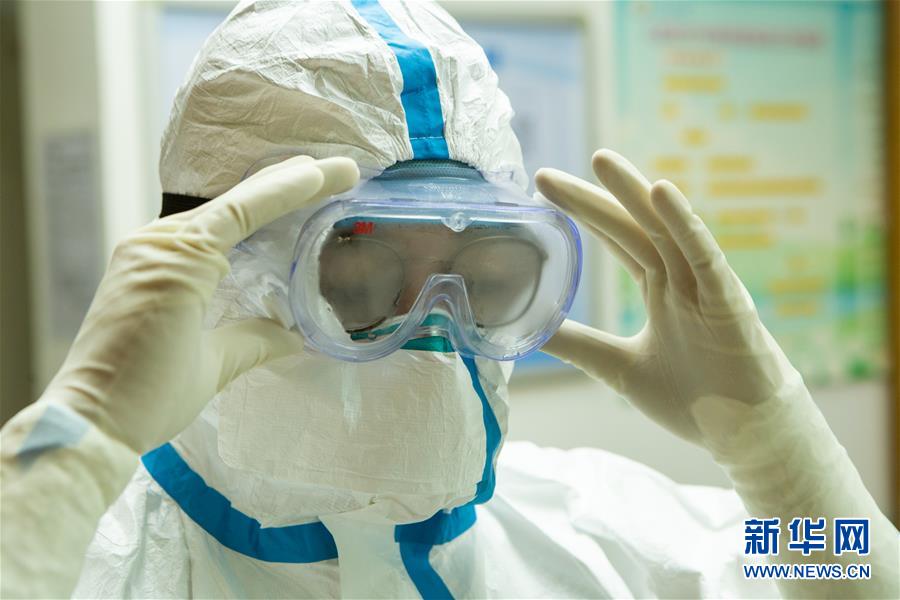 (一線抗疫群英譜·圖文互動(dòng))(2)“盡己所能守護(hù)生命”——廣東江門“90后”新婚夫妻齊赴戰(zhàn)“疫”一線