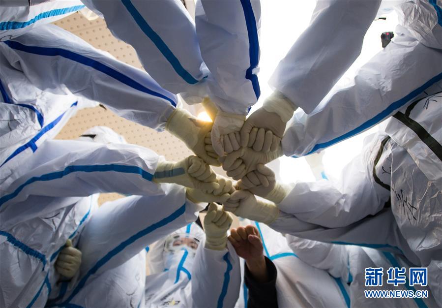 (新華全媒頭條·在習(xí)近平新時(shí)代中國特色社會(huì)主義思想指引下——新時(shí)代新作為新篇章·圖文互動(dòng))(2)同心戰(zhàn)“疫”彰顯人民至上——各地各部門貫徹落實(shí)習(xí)近平總書記重要指示精神統(tǒng)籌推進(jìn)疫情防控和經(jīng)濟(jì)社會(huì)發(fā)展