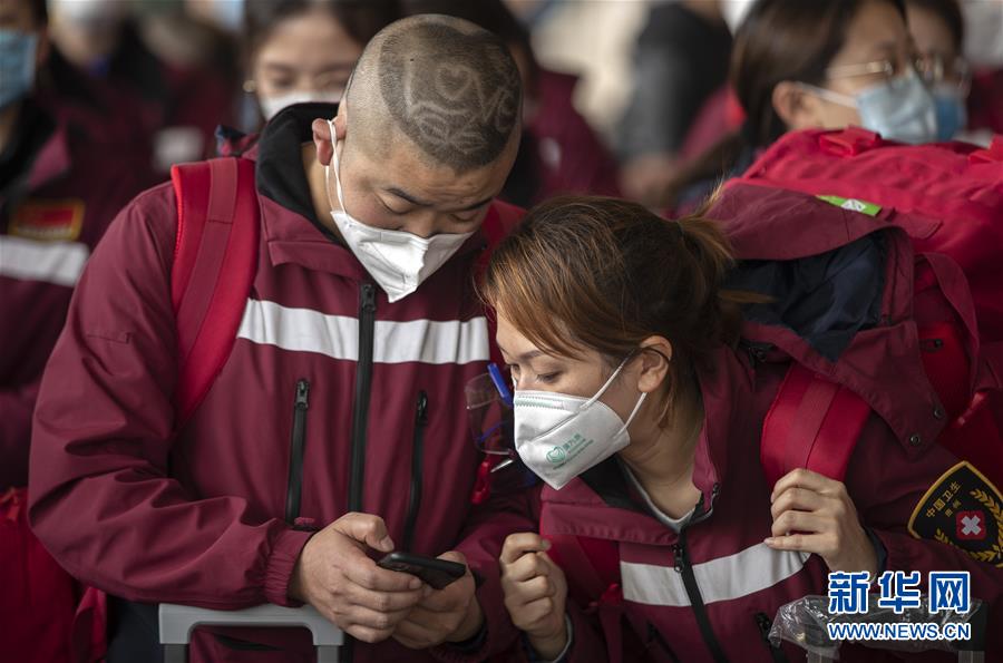 （新華全媒頭條·圖文互動）（9）最美逆行者，武漢永遠記得你！——首批援鄂醫(yī)療隊返程紀實
