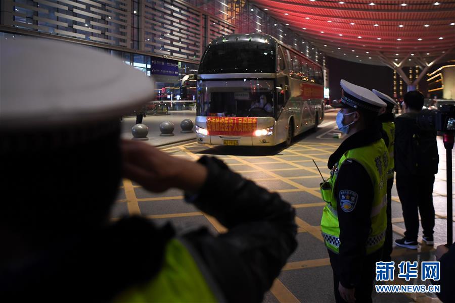 （新華全媒頭條·圖文互動）（15）最美逆行者，武漢永遠記得你！——首批援鄂醫(yī)療隊返程紀實