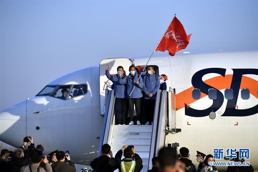 （新華全媒頭條·圖文互動）（16）最美逆行者，武漢永遠記得你！——首批援鄂醫(yī)療隊返程紀實