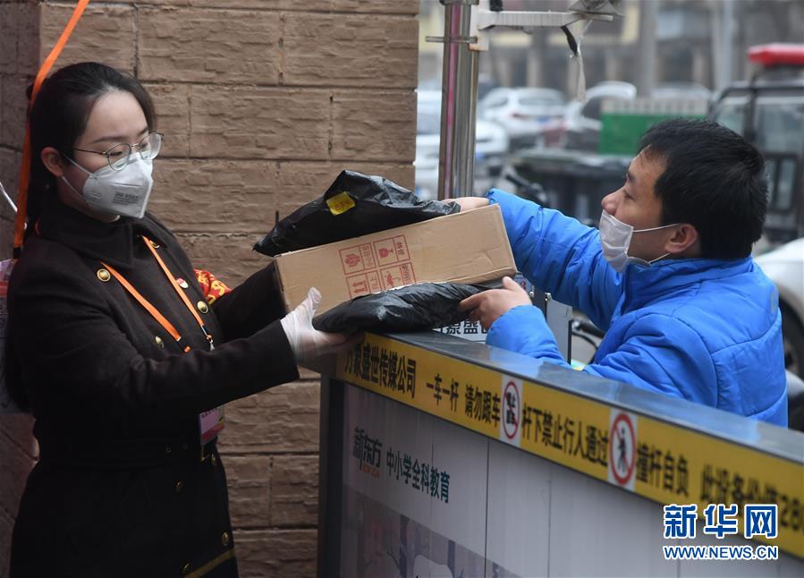 （習(xí)近平致敬的戰(zhàn)“疫”英雄·社區(qū)工作者篇·圖文互動）（3）他們，堅守一線戰(zhàn)風(fēng)雨