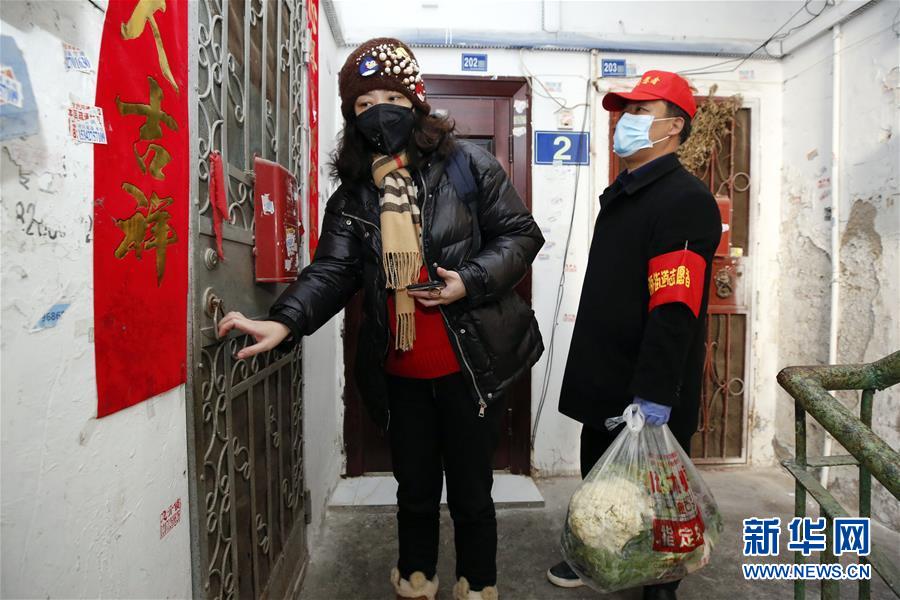 （習(xí)近平致敬的戰(zhàn)“疫”英雄·社區(qū)工作者篇·圖文互動）（6）他們，堅守一線戰(zhàn)風(fēng)雨