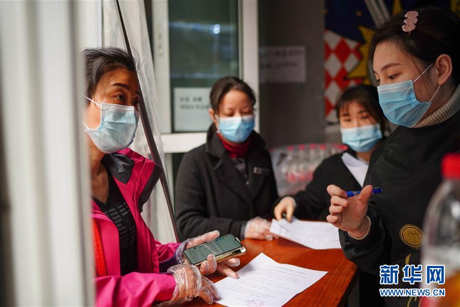 （習(xí)近平致敬的戰(zhàn)“疫”英雄·社區(qū)工作者篇·圖文互動）（7）他們，堅守一線戰(zhàn)風(fēng)雨