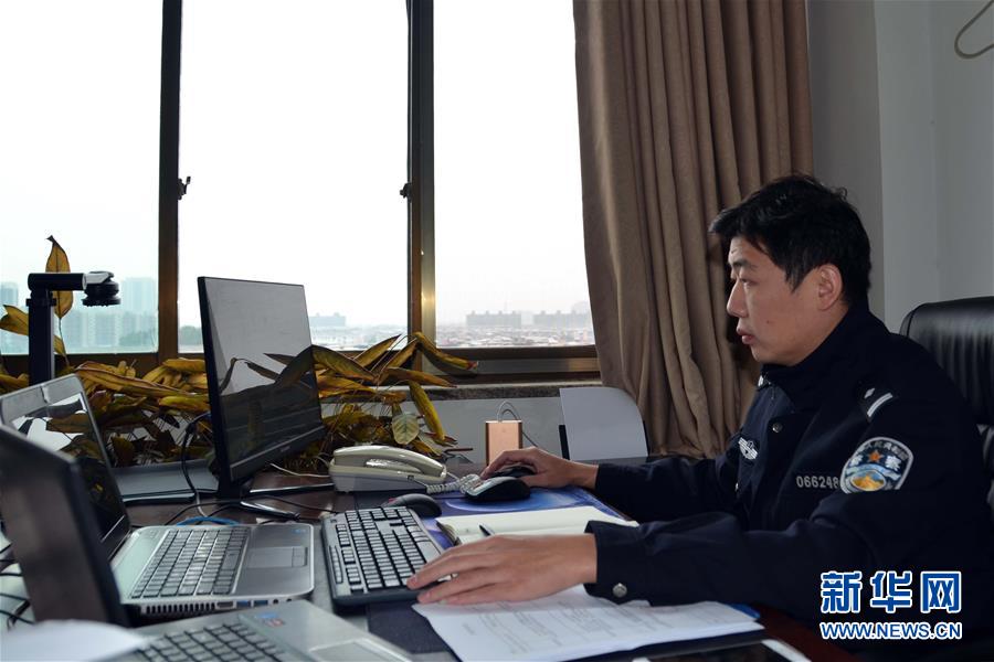 （習(xí)近平致敬的戰(zhàn)“疫”英雄·公安干警篇·圖文互動）（8）他們，抗疫一線鑄警魂