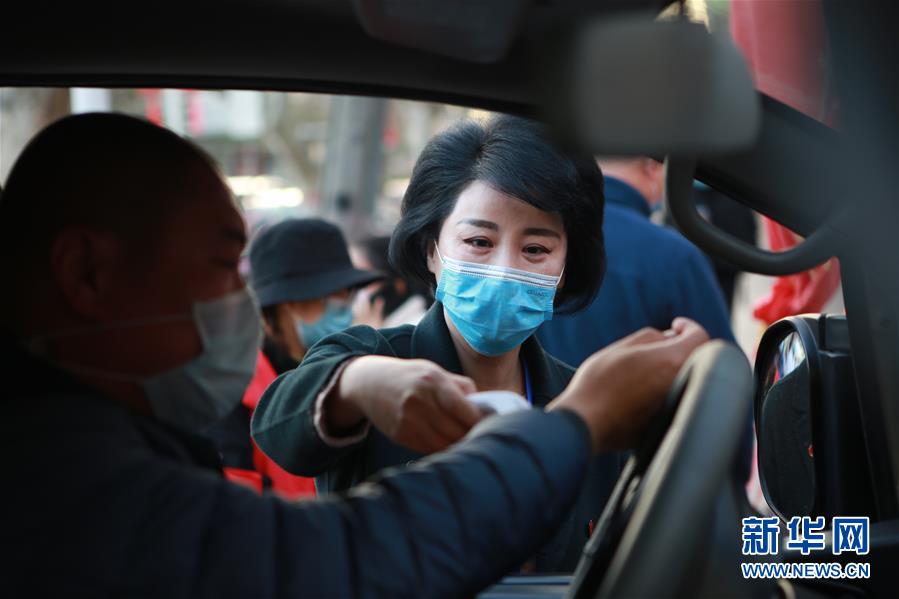 （習(xí)近平致敬的戰(zhàn)“疫”英雄·下沉干部篇·圖文互動）（2）他們，挺身而出守防線