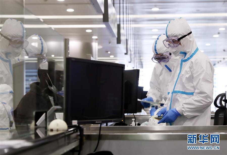 (聚焦疫情防控·圖文互動)(4)用青春筑牢防疫“長城”——上海青年突擊隊嚴(yán)守浦東國際機場第一線