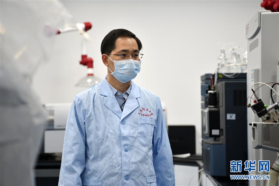 （習(xí)近平致敬的戰(zhàn)“疫”英雄·科技工作者篇·圖文互動(dòng)）（6）他們，爭(zhēng)分奪秒與病魔較量