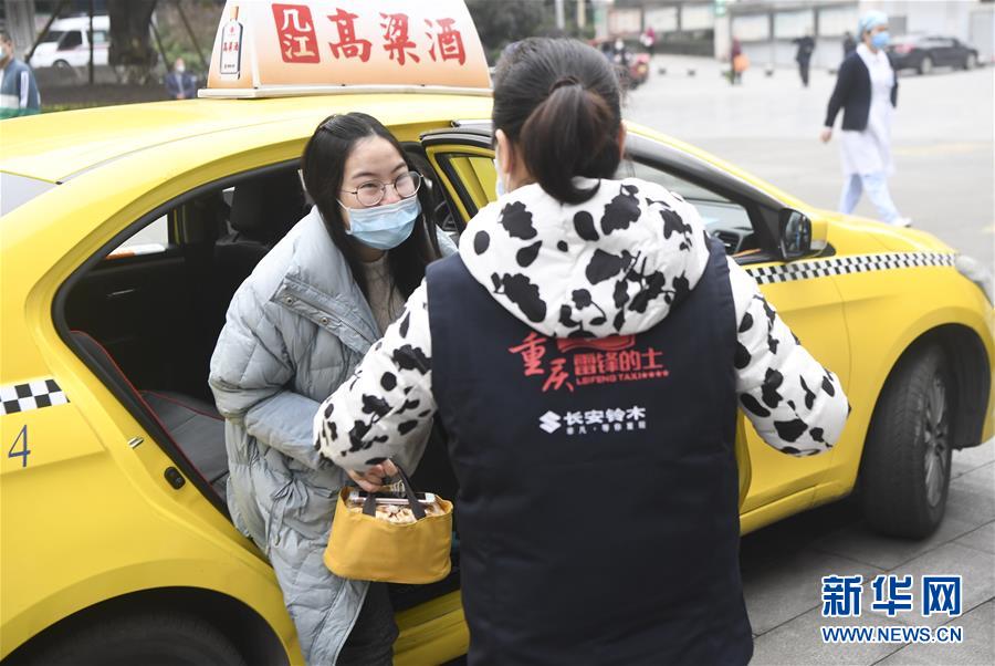 (新華全媒頭條·圖文互動(dòng))(8)星火成炬——記戰(zhàn)“疫”中的志愿服務(wù)英雄