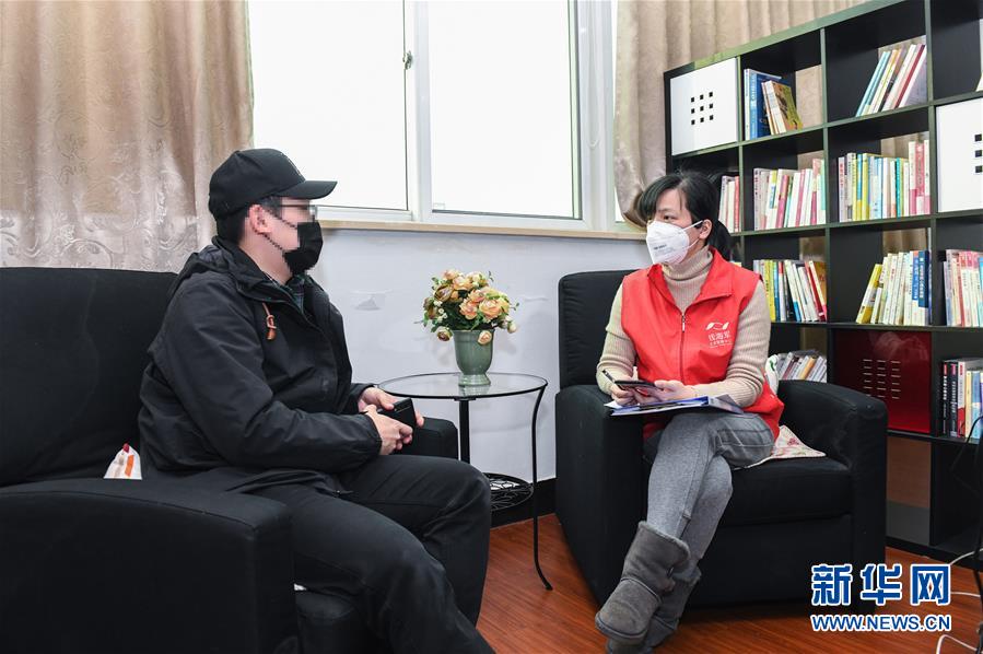 (新華全媒頭條·圖文互動(dòng))(3)星火成炬——記戰(zhàn)“疫”中的志愿服務(wù)英雄