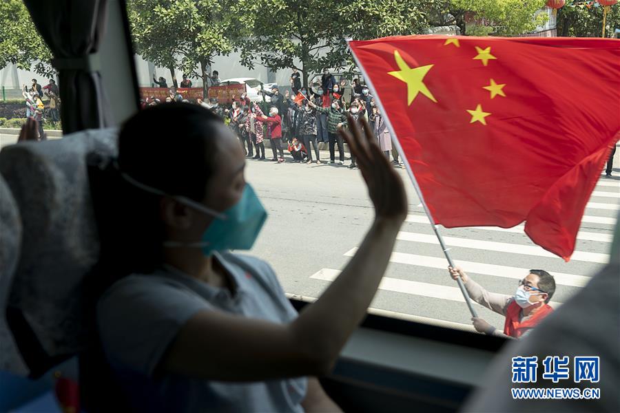 (聚焦疫情防控)(9)最后一批援鄂國家醫(yī)療隊撤離