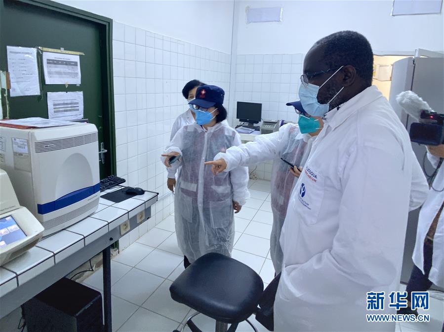 （新華全媒頭條·圖文互動(dòng)）（13）“始終把人民群眾生命安全和身體健康放在第一位”——中國(guó)抗疫彰顯“生命至上、人民至上”理念