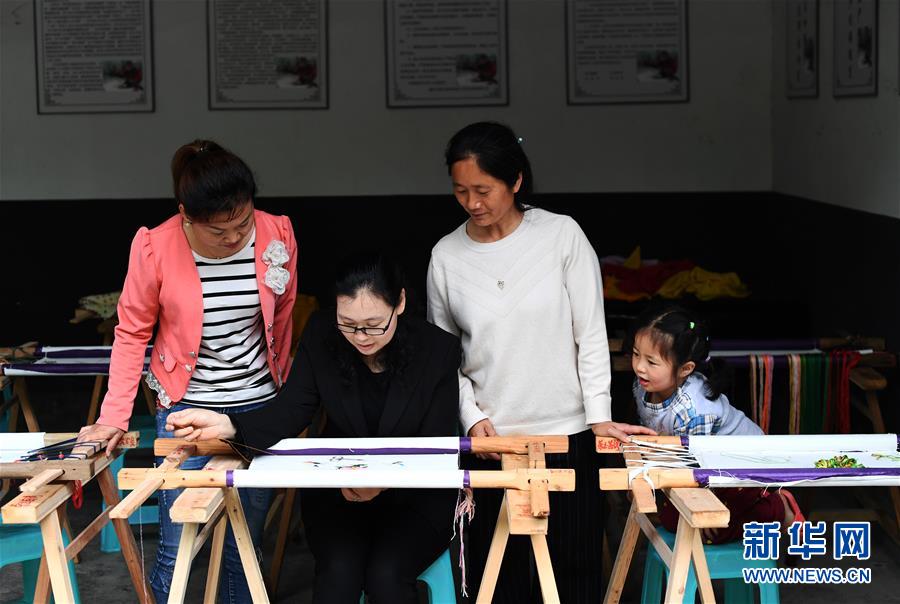 （兩會人物·圖文互動(dòng)）（1）帶娃、賺錢兩不誤——一位農(nóng)民工代表眼中的脫貧新工作