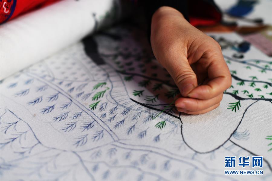 （兩會人物·圖文互動(dòng)）（2）帶娃、賺錢兩不誤——一位農(nóng)民工代表眼中的脫貧新工作