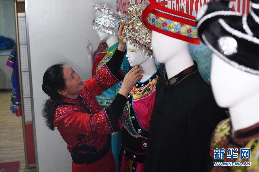 （兩會人物·圖文互動(dòng)）（5）帶娃、賺錢兩不誤——一位農(nóng)民工代表眼中的脫貧新工作