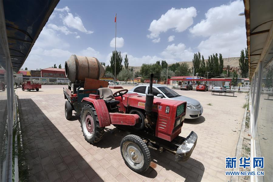 (決戰(zhàn)決勝脫貧攻堅(jiān)·聚焦三區(qū)三州·圖文互動(dòng))(4)昆侖山村建起停車(chē)場(chǎng)