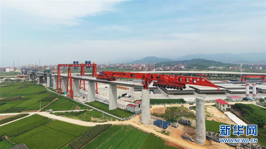 (圖文互動)(2)我國首臺1000噸級高鐵箱梁運架一體機(jī)投入使用