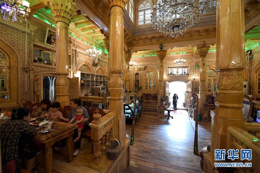 (決戰(zhàn)決勝脫貧攻堅(jiān)·聚焦“三區(qū)三州”·圖文互動(dòng))(5)“古老”和田展現(xiàn)新時(shí)尚