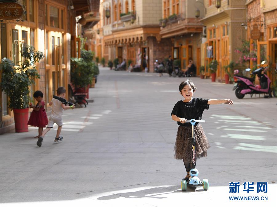 (決戰(zhàn)決勝脫貧攻堅(jiān)·聚焦“三區(qū)三州”·圖文互動(dòng))(3)“古老”和田展現(xiàn)新時(shí)尚