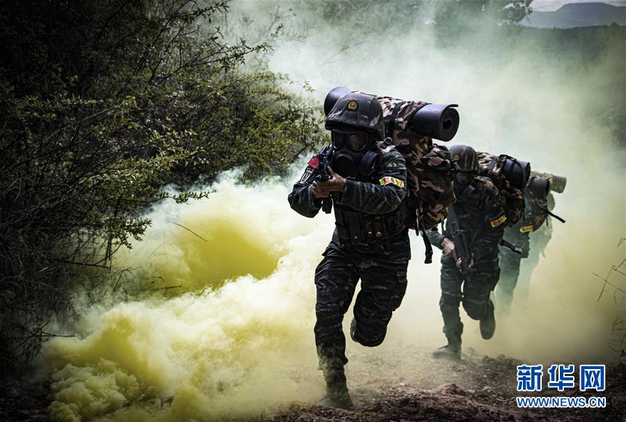 (圖文互動)(11)武警部隊抓好常態(tài)化疫情防控條件下“魔鬼周”極限訓練