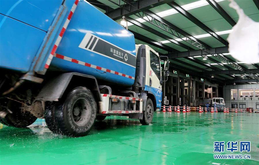 (新華全媒頭條·圖文互動(dòng))(2)演繹新時(shí)尚 答好治理卷——上海實(shí)施垃圾分類(lèi)效果追蹤