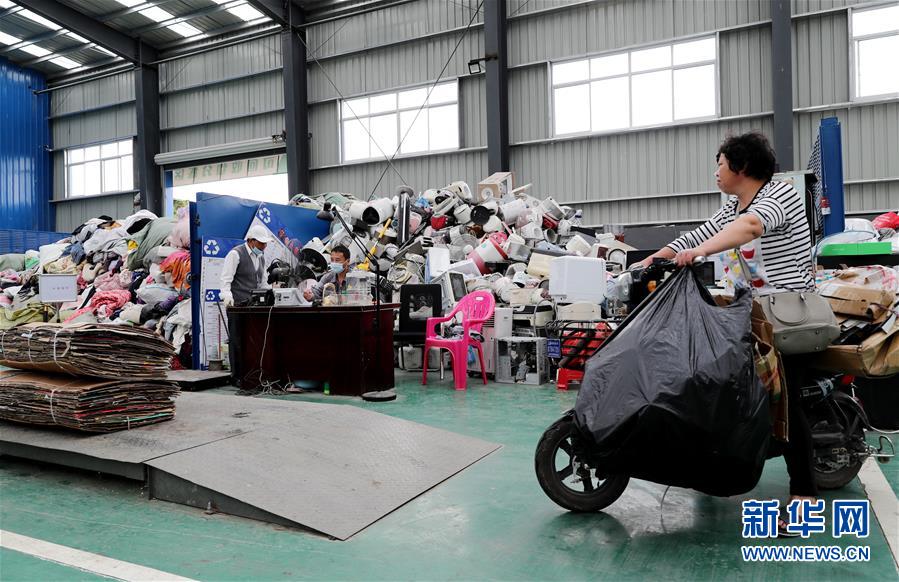 (新華全媒頭條·圖文互動(dòng))(9)演繹新時(shí)尚 答好治理卷——上海實(shí)施垃圾分類(lèi)效果追蹤