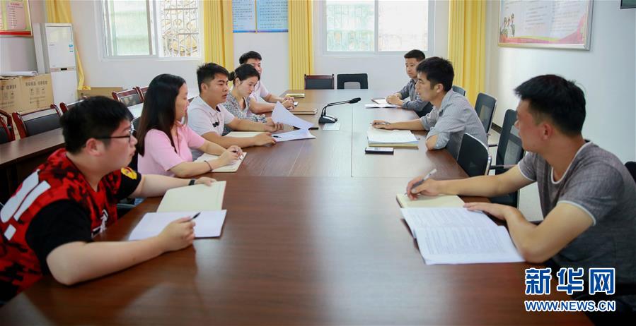  （新華全媒頭條·圖文互動(dòng)）（4）青春，在希望的田野上——大別山區(qū)尋訪“城歸”大學(xué)畢業(yè)生