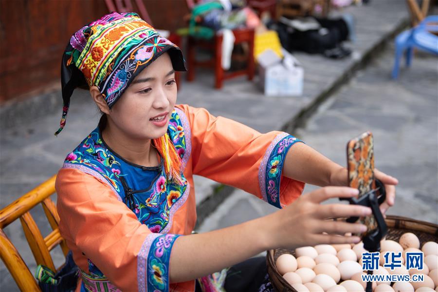 （新華全媒頭條·走向我們的小康生活·圖文互動(dòng)）（6）那山，那人，那苗寨——十八洞村三代人的奮斗史