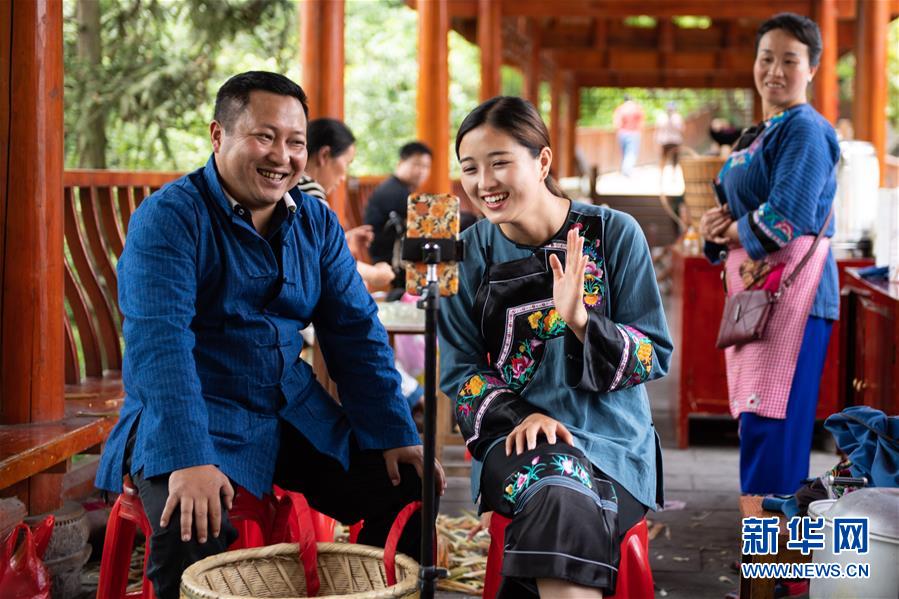 （新華全媒頭條·走向我們的小康生活·圖文互動(dòng)）（10）那山，那人，那苗寨——十八洞村三代人的奮斗史