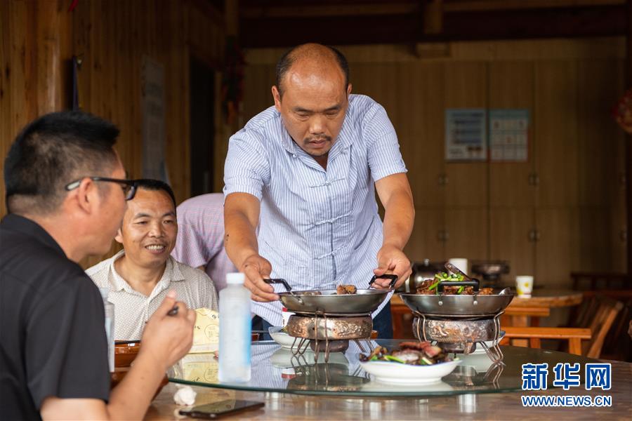 （新華全媒頭條·走向我們的小康生活·圖文互動(dòng)）（9）那山，那人，那苗寨——十八洞村三代人的奮斗史