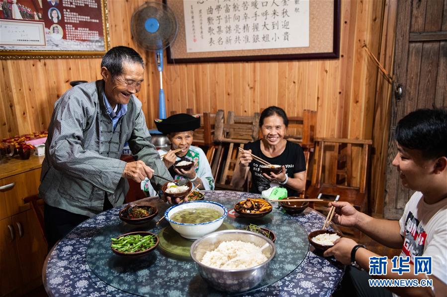 （新華全媒頭條·走向我們的小康生活·圖文互動(dòng)）（2）那山，那人，那苗寨——十八洞村三代人的奮斗史